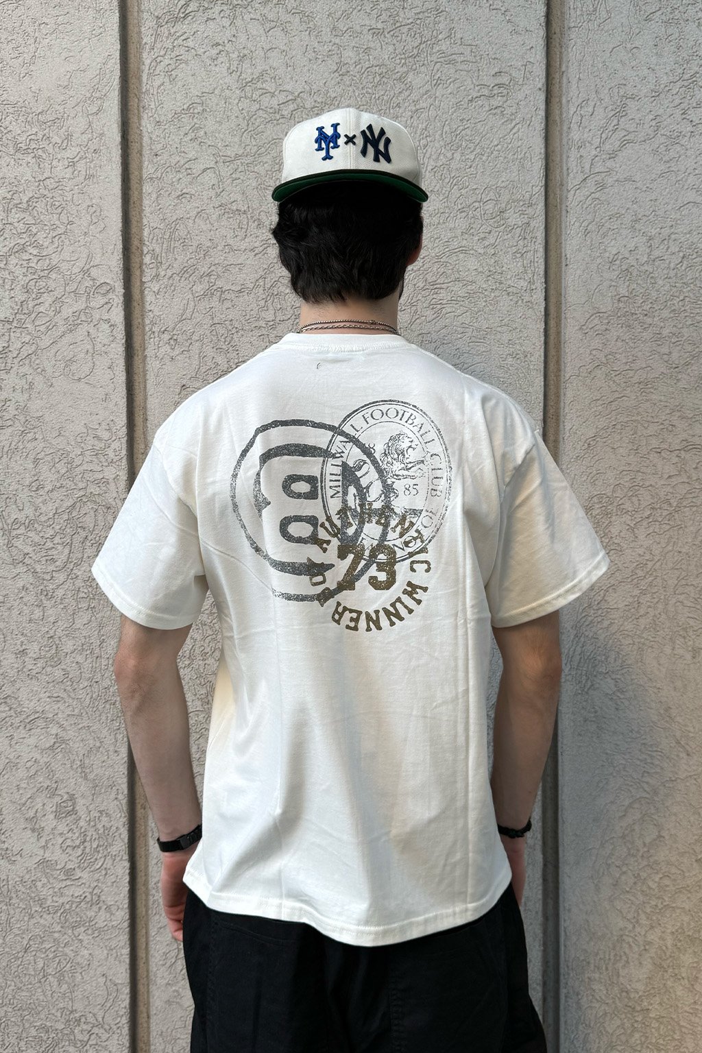 REMERA COLLEGE CREMA ATRAS COLLEGE - REMERA OVERSIZE