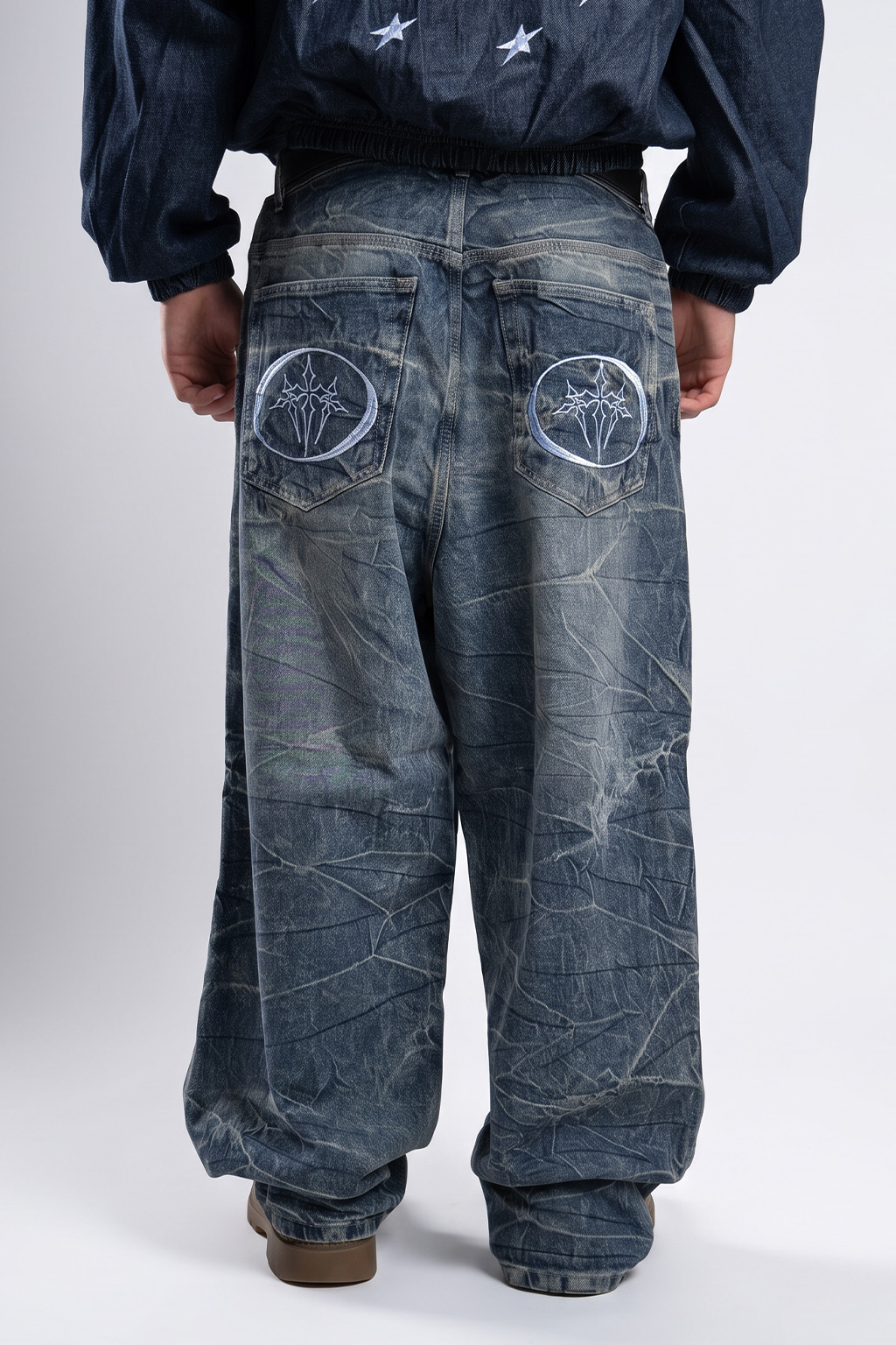 OUT 2.0 - JEAN BAGGY CON BORDADO